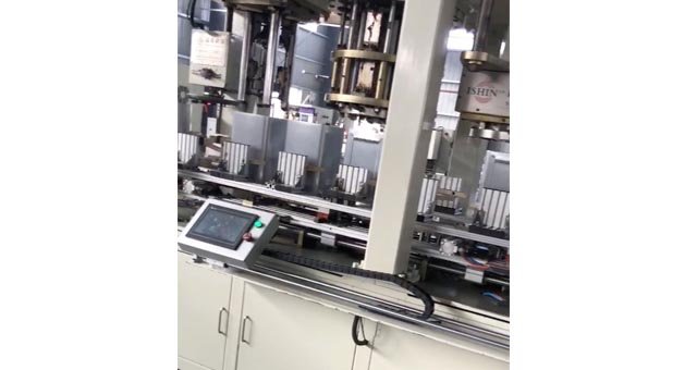 漲筋在桶單面的正中間，不歪斜